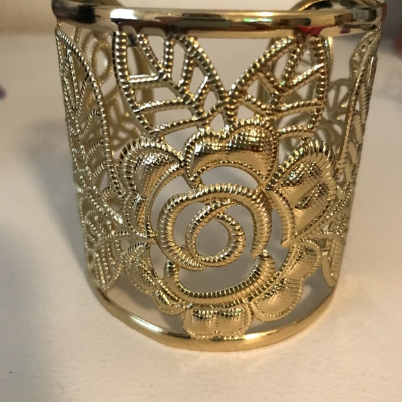 Golden Floral Bracelet - Picture 3 of 5